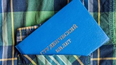 Сдавшей ЕГЭ девятилетней девочке вручили студенческий билет МГУ