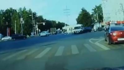 На проспекте Нариманова микроавтобус сбил велосипедиста