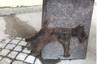 Памятник писающей собаке Сергея Довлатова появился на Рубинштейна