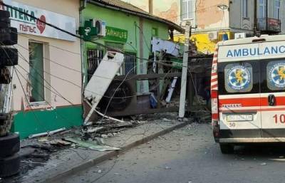 На Львовщине грузовик влетел в продуктовый магазин – погибли четверо (фото)