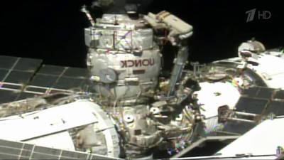 Космонавты Дубров и Новицкий вышли в открытый космос для подключения модуля «Наука» к электропитанию
