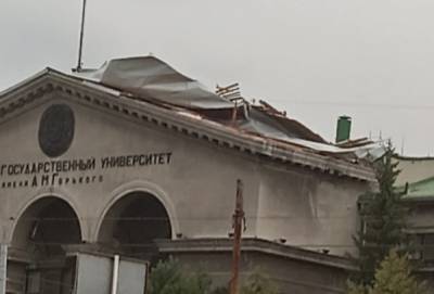 В Екатеринбурге ветер сломал крышу УрФУ и обрушил дерево на женщину с ребенком
