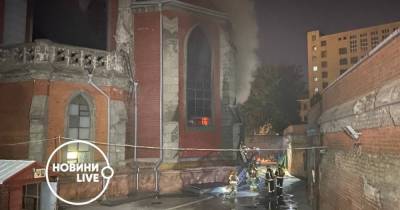В Киеве загорелся Костел Святого Николая: спасатели перекрыли улицу (фото, видео)