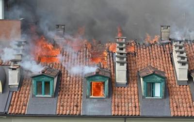 В центре Турина загорелся дом, эвакуировали более 100 человек