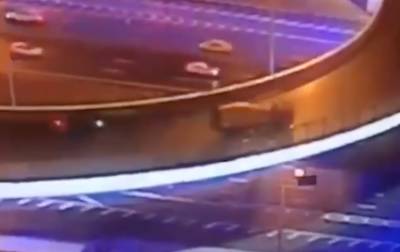 Появилось видео вылета грузовика с эстакады в Москве. Водитель в тяжелом состоянии