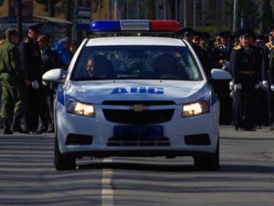 В Симферополе подростки водили хоровод вокруг полицейской машины