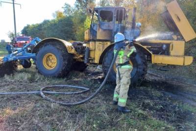 В Курской области сгорел трактор «Кировец»