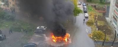 В Новосибирске во дворе дома на улице Немировича-Данченко сгорел микроавтобус