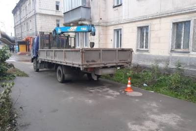 В Новосибирске грузовик сбил насмерть женщину, идущую с ребёнком по тротуару