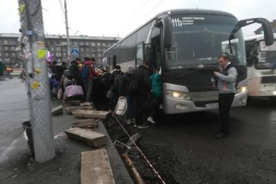 «Убиться можно»: пассажирам приходится перепрыгивать ров с камнями, чтобы сесть в автобусы в центре Новосибирска