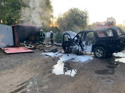 В Ленинском районе Астрахани сгорели гараж и автомобиль