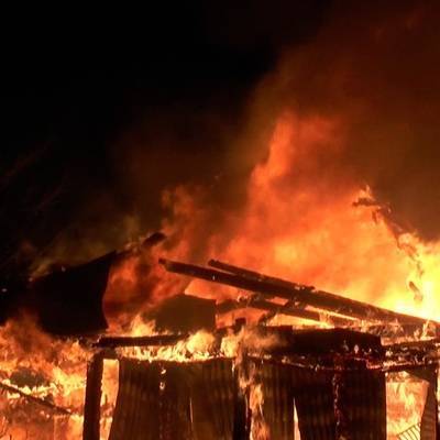 Несколько жилых домов горят в селе Пахачи на севере Камчатского края