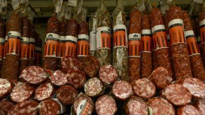 Хирург Карасев предупредил об опасности копченой колбасы для здоровья