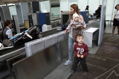 В России изменят порядок выезда детей за границу