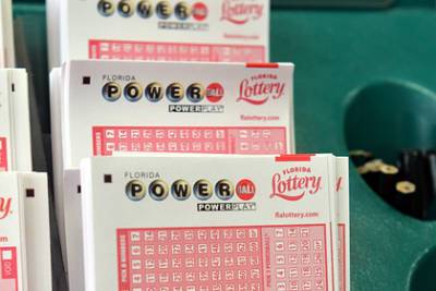 Женщина купила два одинаковых лотерейных билета и выиграла 291 миллион рублей
