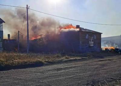 Двадцать человек эвакуированы из горящих домов в поселке на Камчатке