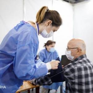 Первую прививку от коронавируса получили 7 млн украинцев