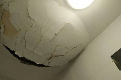 Потолок стал разрушаться в недавно отремонтированном новосибирском общежитии