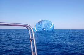В Сочи воздушный шар с людьми на борту упал в Черное море