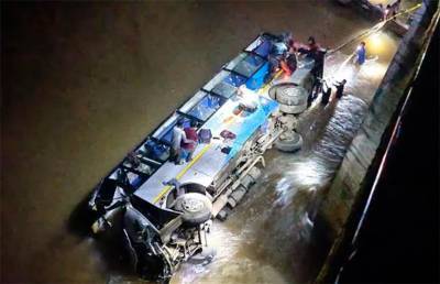 Шесть человек погибли при падении автобуса в реку в Индии
