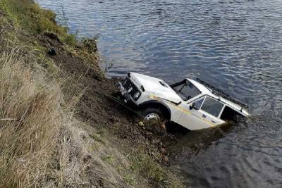 В Курганской области спасатели вытащили автомобиль из реки