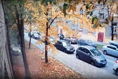 В Петербурге девушка перепутала педали и въехала в жилой дом на Лисичанской улице