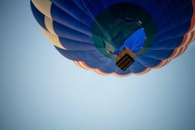 В Сочи воздушный шар с тремя людьми упал в Черное море