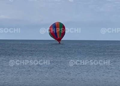 Воздушный шар с людьми в Сочи сорвался с троса и упал в Черное море