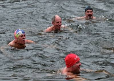 Тюменские "моржи" установили рекорд, проплыв километр в Карском море