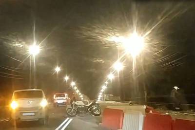 На мосту в Твери мотоциклист врезался в ограждение