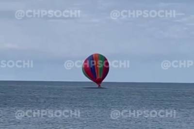 В Сочи в море приземлился воздушный шар с отдыхающими