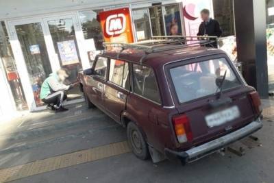 Водитель ВАЗа протаранил вход супермаркета на западе Волгограда