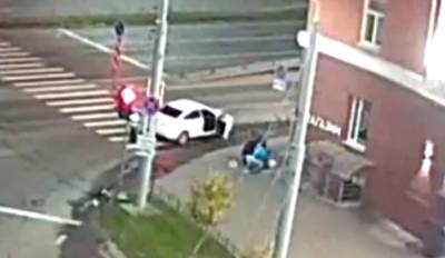 В центре Петрозаводска неизвестные скрутили и увезли на машине двоих мужчин