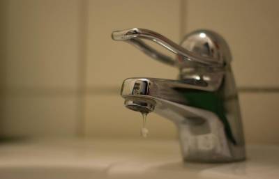 В Тверской области коммунальщиков оштрафовали за отключение воды в школе, центре соцобслуживания и домах