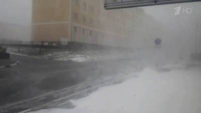 Столицу Чукотки накрыла снежная буря, на Кемерово опустился плотный туман