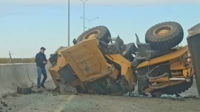 На объездной в Тюмени столкнулись бетономешалка и трактор