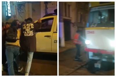 Копы заблокировали движение трамваев в Одессе, видео: "люди тащили авто на руках"