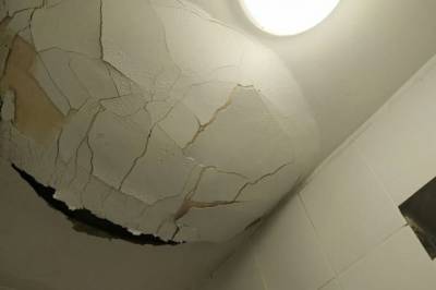 В недавно отремонтированном новосибирском общежитии начал разрушаться потолок