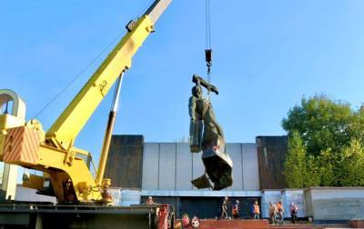 На Прикарпатье демонтировали памятник советским воинам