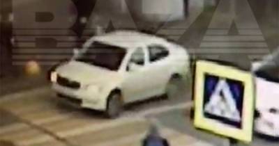 Депортируемый из московского аэропорта иностранец сбил конвоира и попал на видео