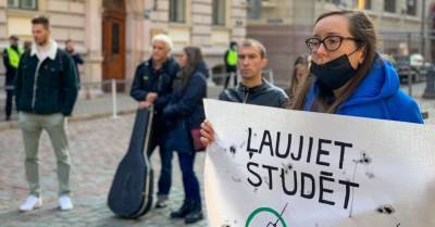 ФОТО: студенты на пикете просят разрешить учиться без Covid-19 сертификатов