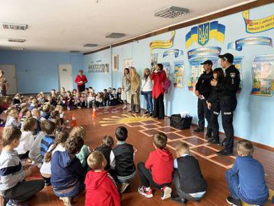 Дорога до школи: поліцейські Вишгородщини провели урок дорожньої грамоти для першокласників