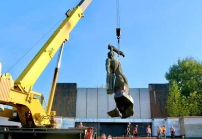 На Прикарпатье демонтировали памятник советским воинам (фото)