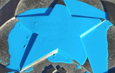 Звезду Луческу возле Добасс Арены залили синей краской