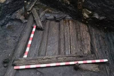Очередной ярус старинных конструкций нашли псковские археологи на площади Ленина