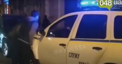 В Одессе пассажиры трамвая руками перенесли с путей полицейское авто (видео)