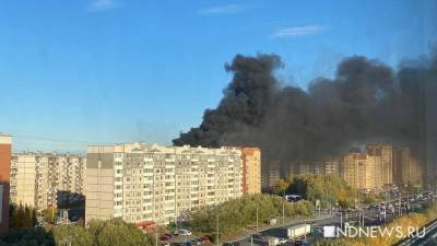 В Тюмени горит жилой дом, огнем охвачена крыша здания (ФОТО)