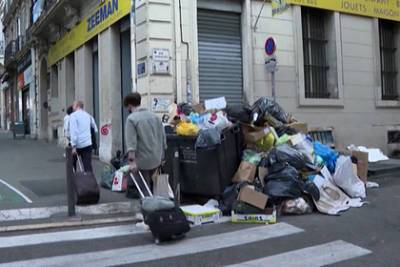 Французский город завалило мусором