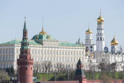 Коронавирус снова наступает. В Кремле заговорили о неудобствах в жизни непривитых