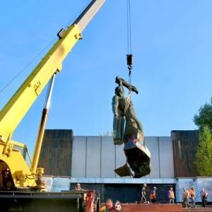 В Ивано-Франковской области демонтировали памятник советским воинам. Фото